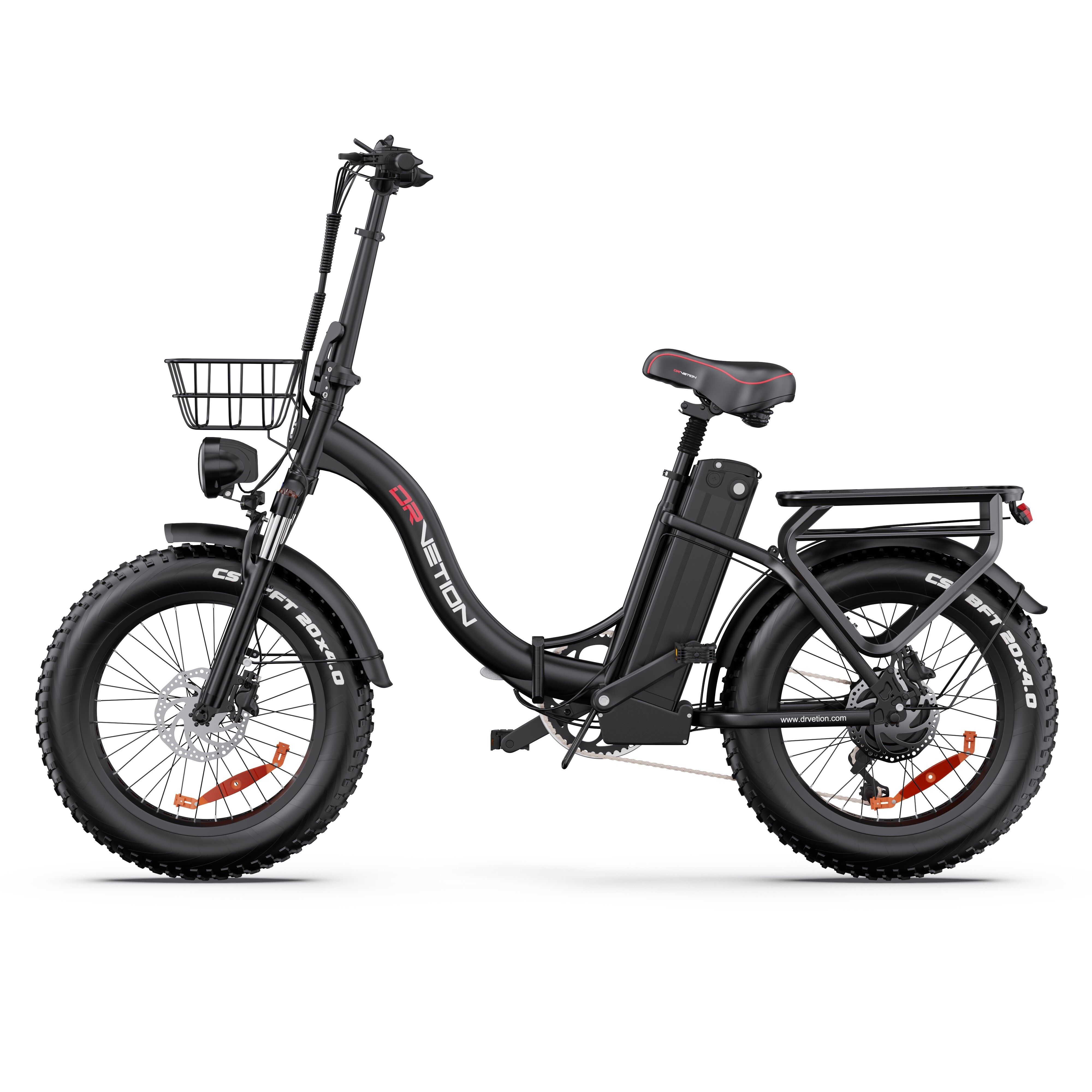 Zwarte e-bike met mand, batterij en bagagedrager. Dikke banden, rood zadel. DRVETION-opschrift.