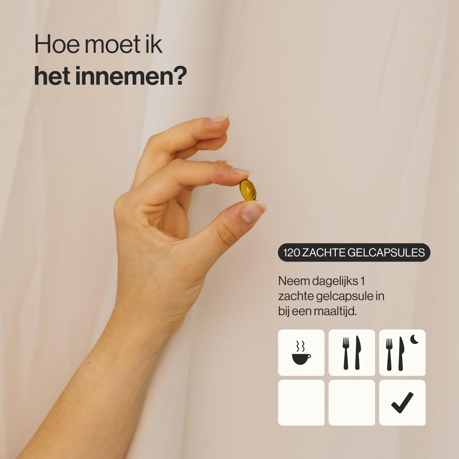 Een hand houdt een enkele gele gelcapsule tussen duim en wijsvinger.
