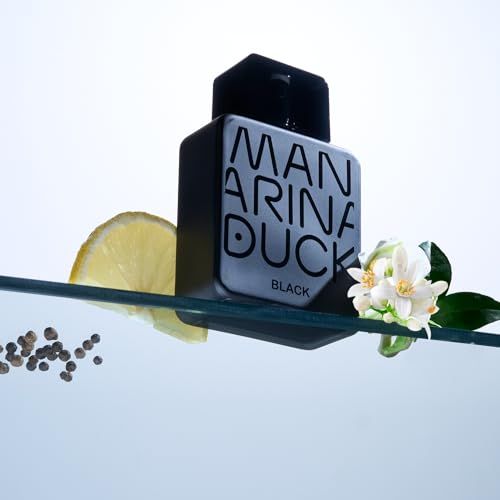 Mandarina Duck Black Eau de Toilette flacon met citroenschijf, bloemen en peperkorrels.