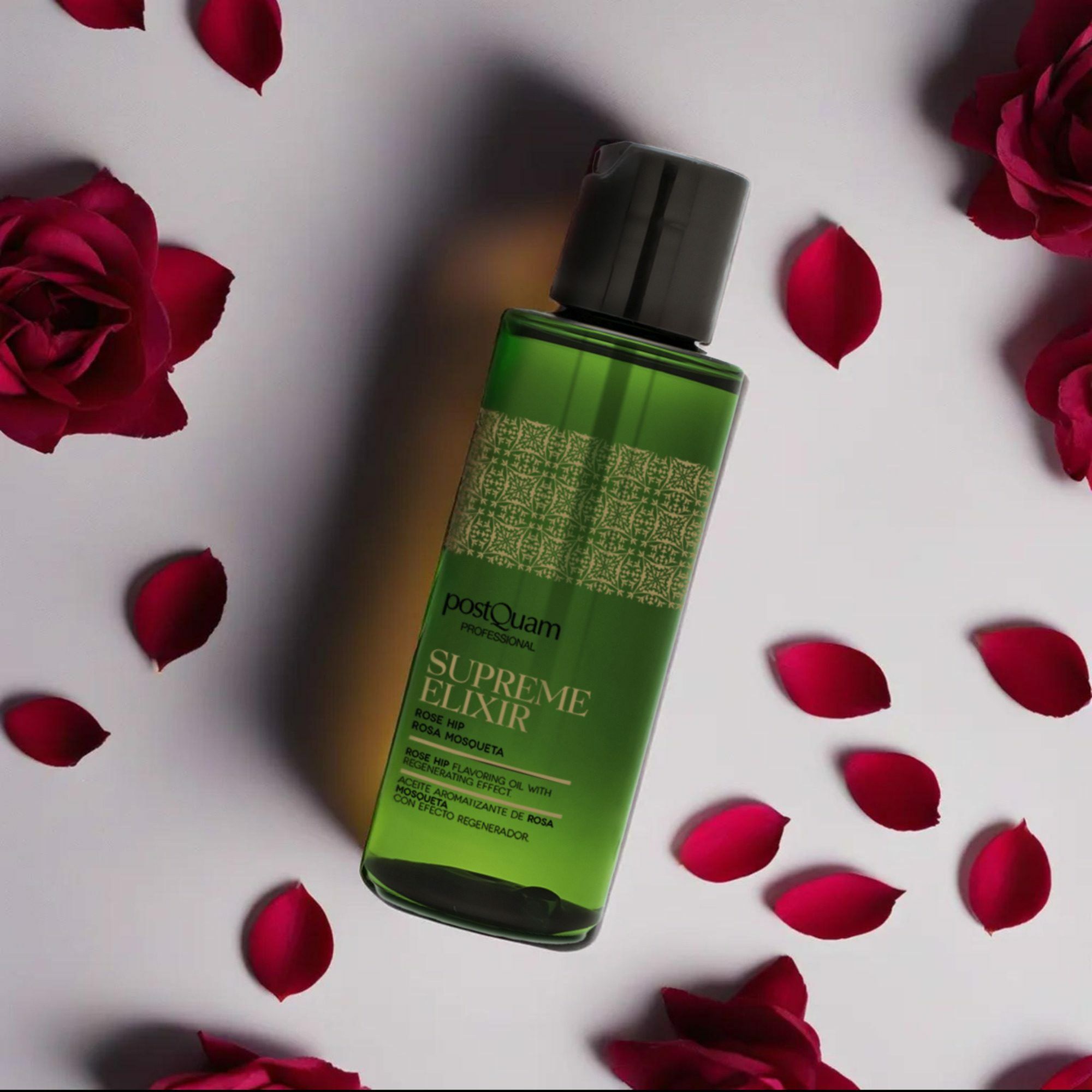 Flacon vert avec bouchon noir, entouré de pétales de roses rouges. Inscription : Postquam Supreme Elixir Rose Hip.