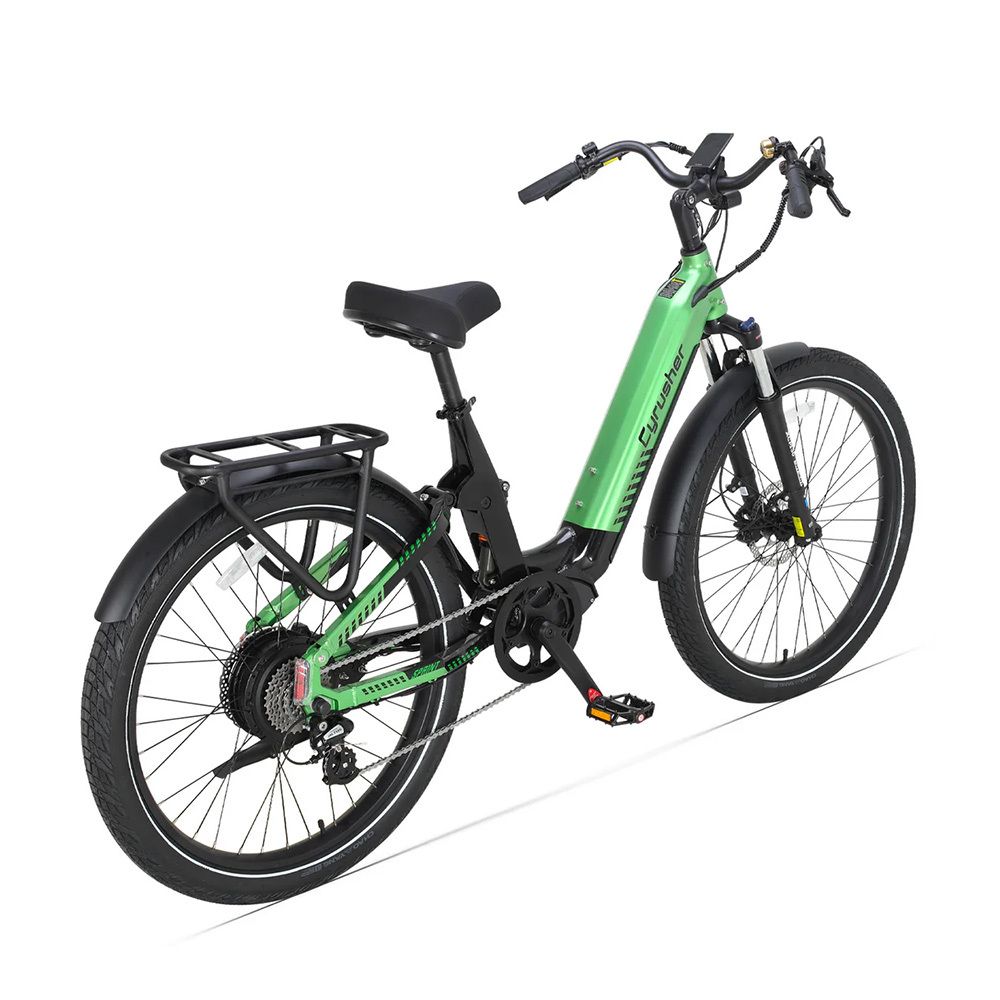 Groene e-bike, zijaanzicht. Zwarte onderdelen, bagagedrager, spatborden. Merk Cyrusher zichtbaar. Op witte achtergrond.
