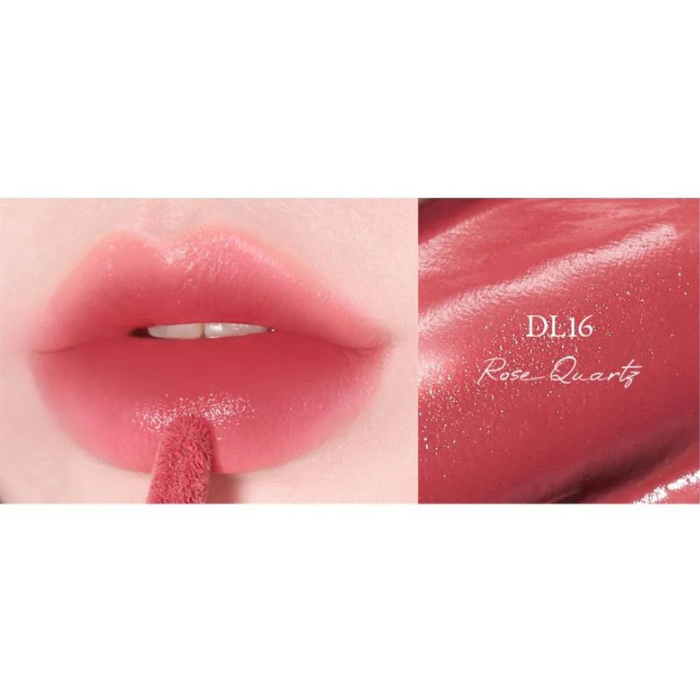 Lèvres maquillées avec un gloss rose. Texte DL16 Rose Quartz. Applicateur visible.