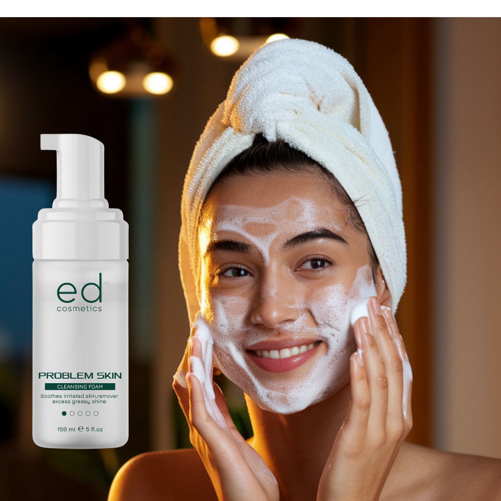 Femme avec une serviette sur la tête, applique de la mousse nettoyante. Flacon: ed cosmetics, PROBLEM SKIN CLEANSING FOAM.