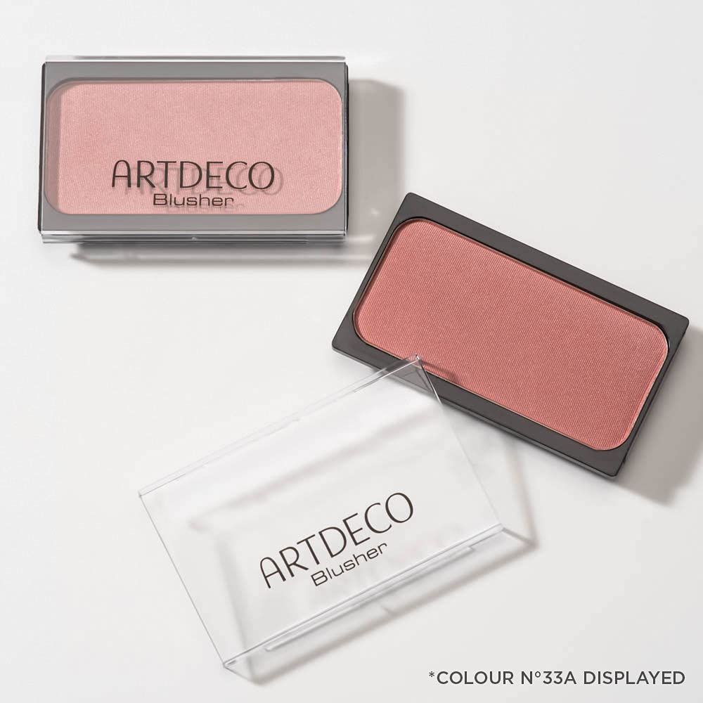 Artdeco Blusher in rechthoekige vorm, roze. Met transparante deksel. Tekst: ARTDECO Blusher. Kleur N°33A.