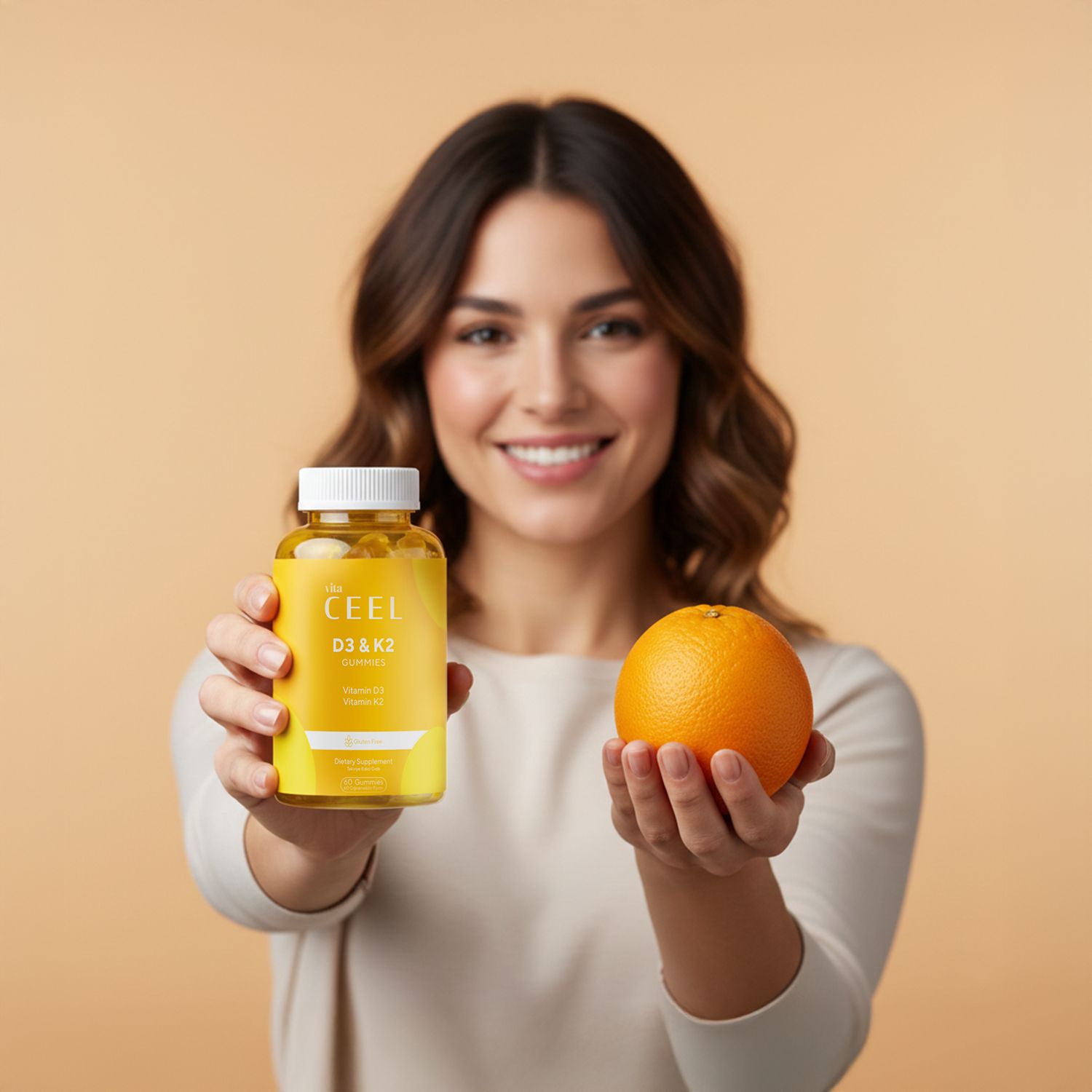 Vrouw die een fles VITA CEEL D3 K2 Gummies en een sinaasappel vasthoudt.