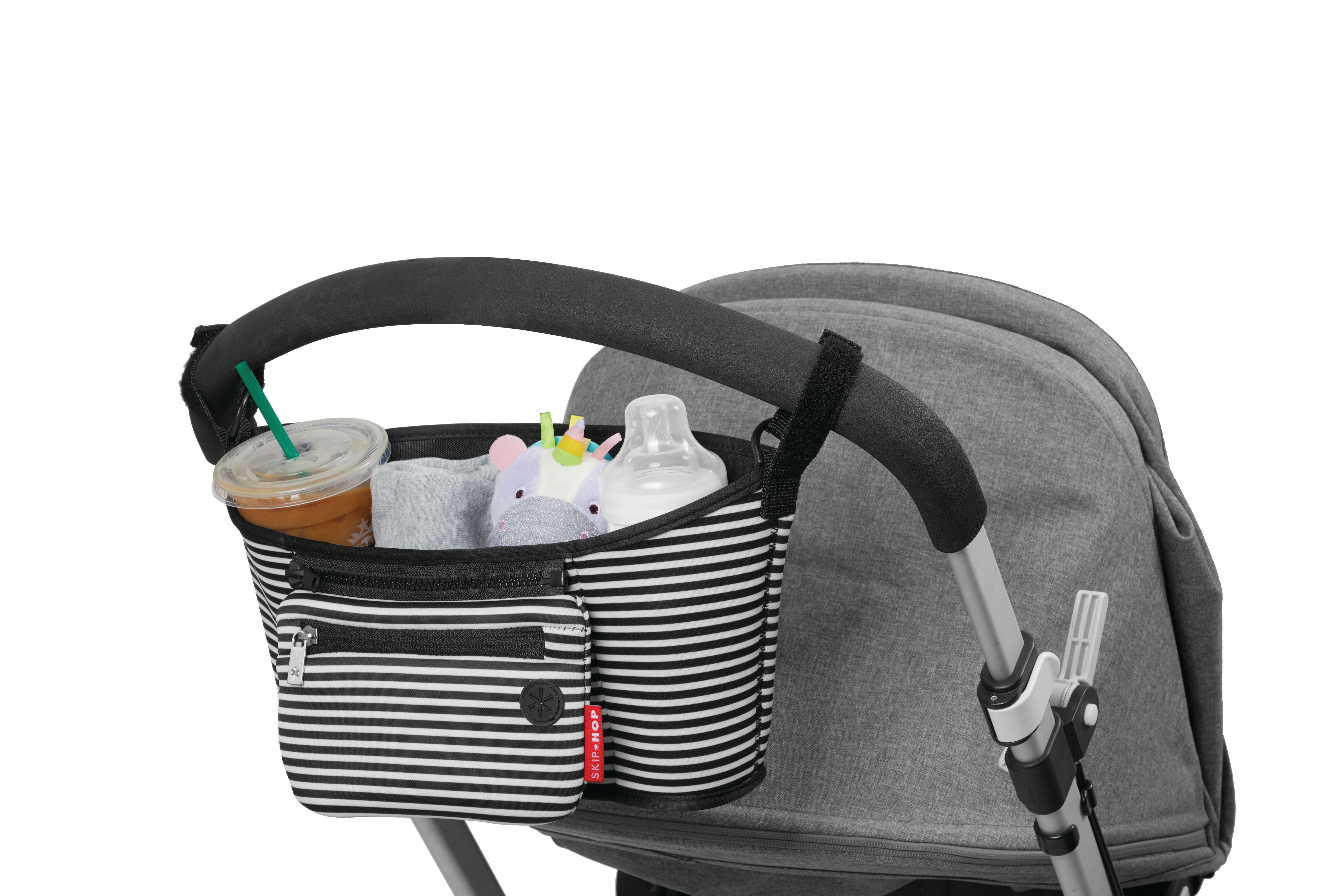 Wandelwagen organizer met zwart-witte strepen, bevestigd aan de wandelwagen. Bevat drankjes en babyartikelen.