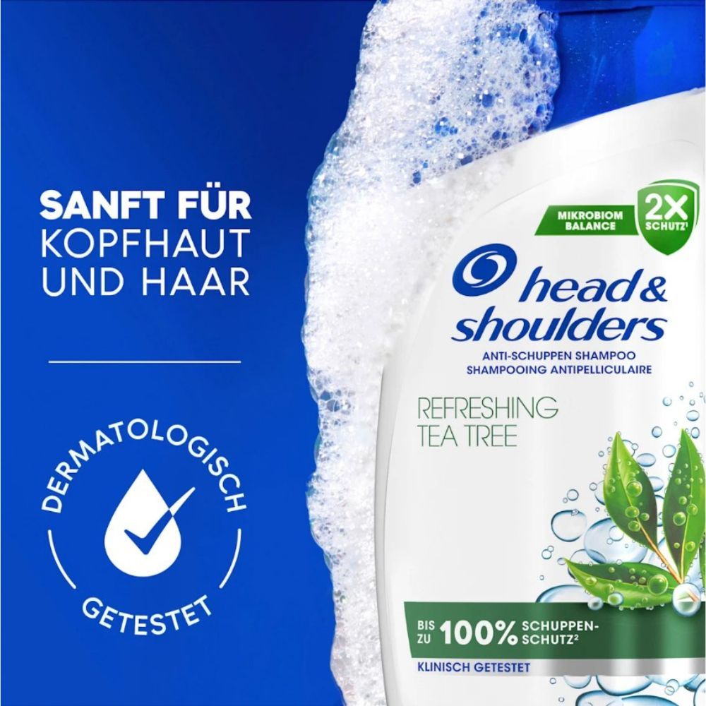 Close-up van een Head & Shoulders shampoo fles. Dermatologisch getest zegel. Schuim.