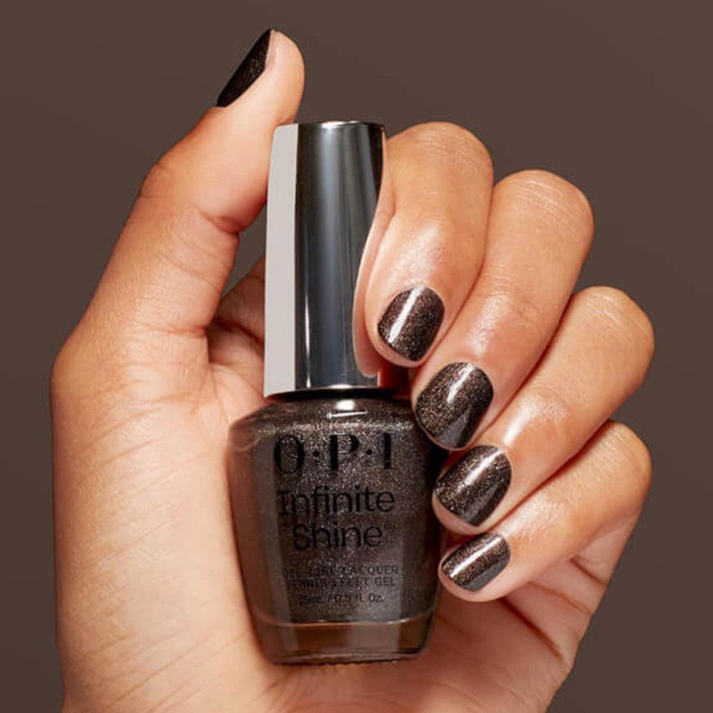 Flacon de vernis à ongles OPI Infinite Shine, bouchon argenté. Ongles vernis assortis.
