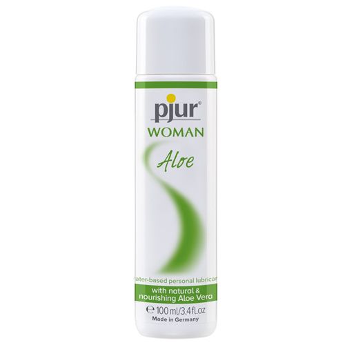 Flacon blanc avec étiquette verte. Inscription : pjur WOMAN Aloe. Contient de l'aloe vera. 100 ml. Fabriqué en Allemagne.