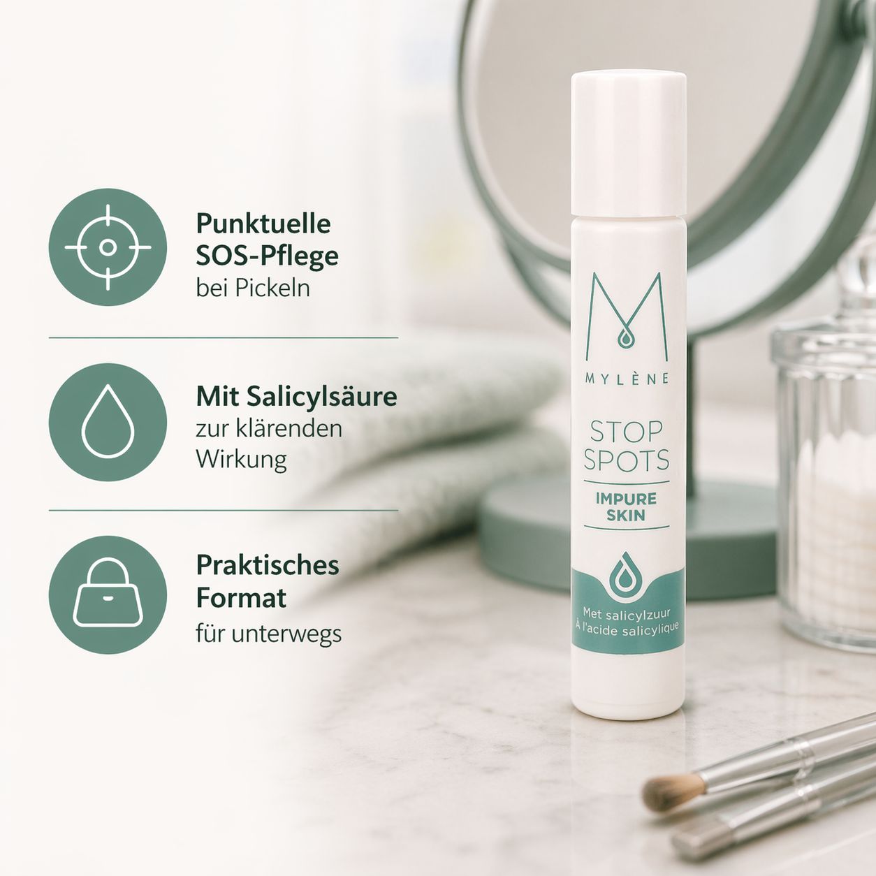 Stylo blanc Mylène Stop Spots. Texte : Stop Spots Impure Skin. Avec acide salicylique. Format pratique. Sur une table avec miroir et cosmétiques.