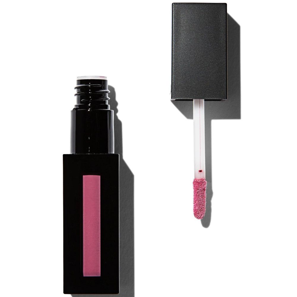 Flacon de gloss noir rectangulaire avec contenu rose. Le bouchon est retiré, révélant un applicateur.
