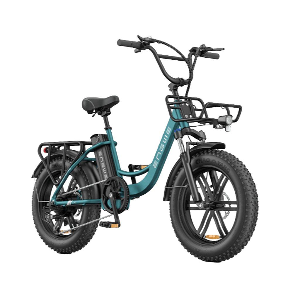 Turquoise elektrische fiets met brede banden, bagagerek en mand. Merk ENGWE.
