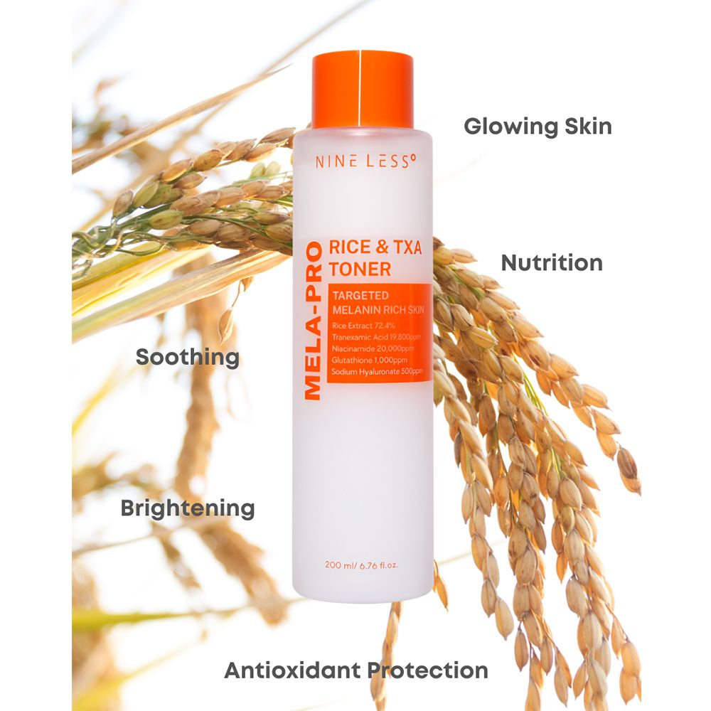 NINE LESS Mela-Pro Rice & TXA Toner fles met tekst en illustraties. Productnaam en ingrediënten zichtbaar. Met rijstaren.