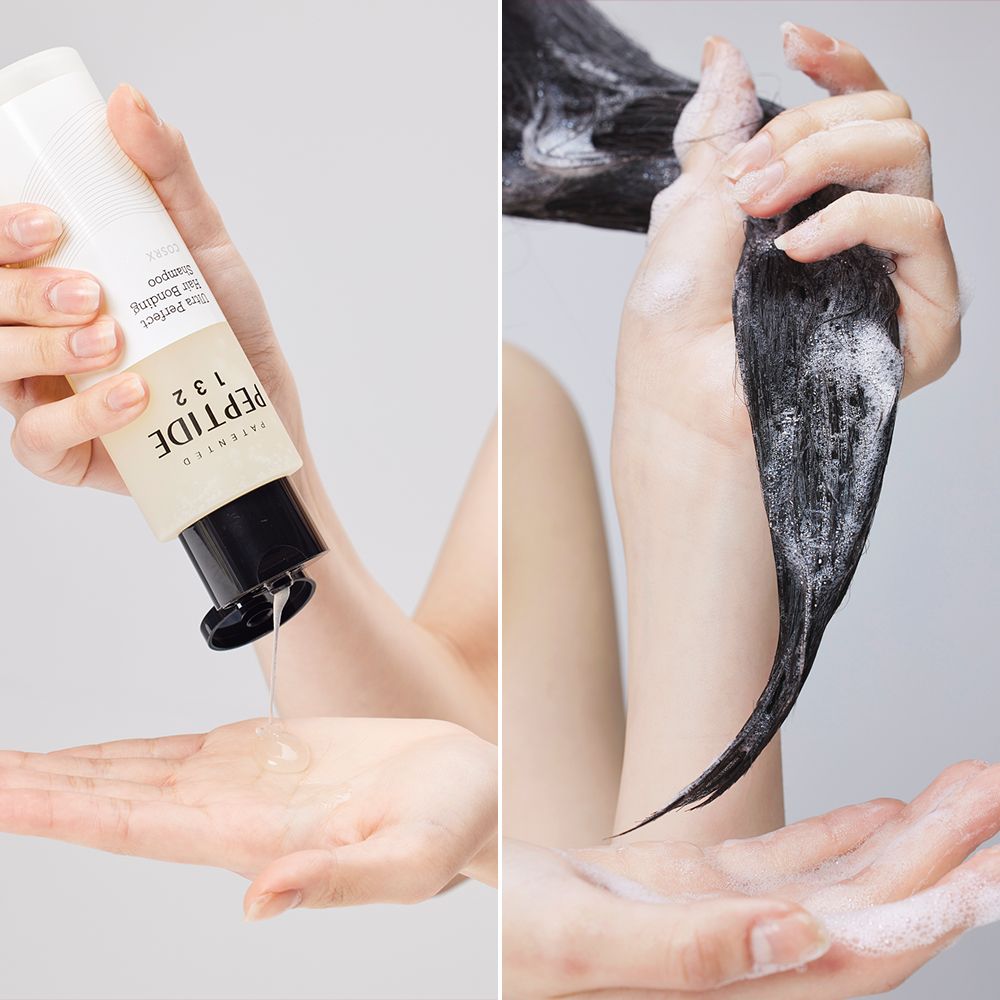 Mains avec du shampoing PEPTIDE-132 et des cheveux moussants.