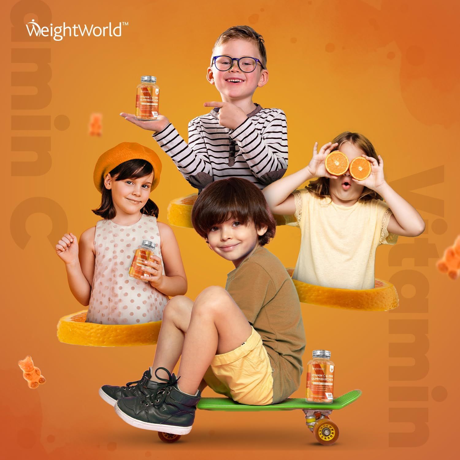 Kinderen met WeightWorld Vitamine C Gummibärchen. Kinderen houden gummies en sinaasappels vast. Oranje achtergrond.