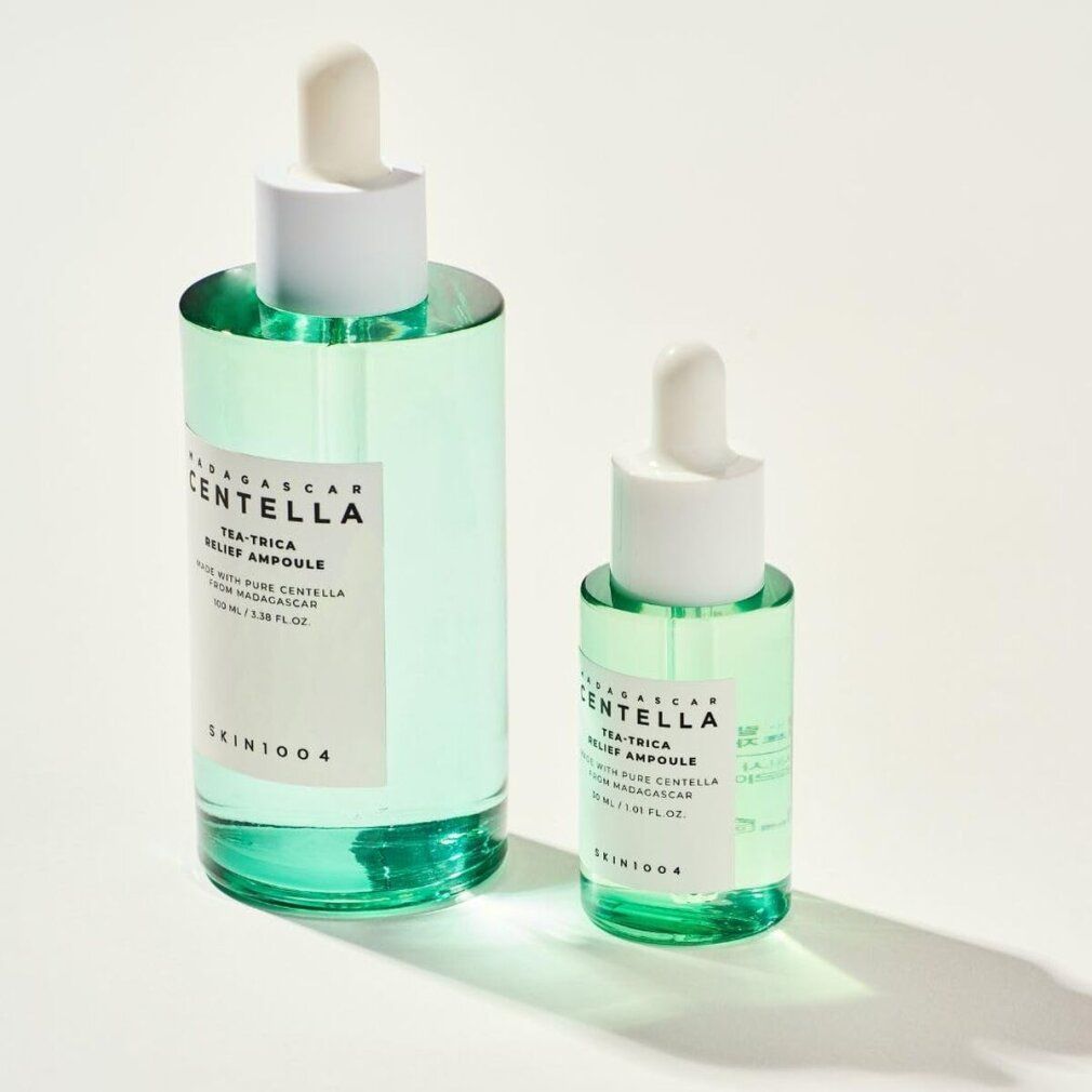 Deux flacons en verre vert avec pipettes, grand et petit, SKIN1004 Centella Tea-Trica Relief Ampoule.