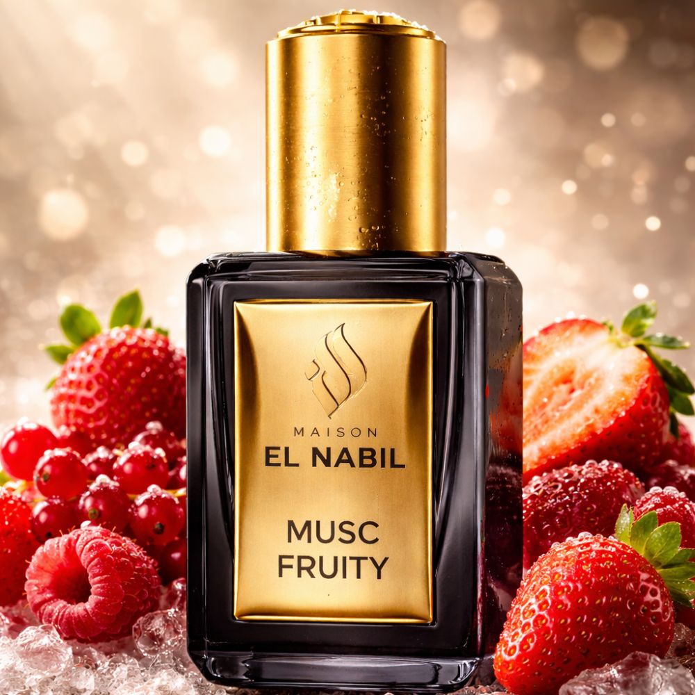 Flacon de parfum noir avec bouchon et étiquette dorés. Inscription : EL NABIL, MUSC FRUITY. Entouré de fruits et de glace.