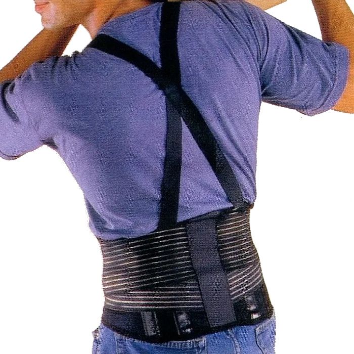 Homme portant une ceinture dorsale et des bretelles. La ceinture est autour de la taille, les bretelles sur les épaules.
