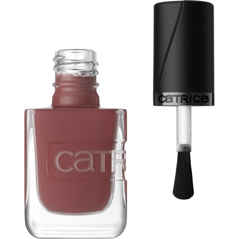 Transparante glazen fles met bruine nagellak en zwarte dop met kwastje. Merk 'catrice' in reliëf.