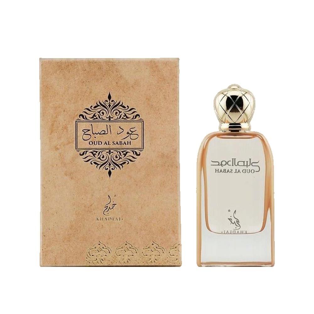Flacon de parfum et emballage. Emballage beige-brun avec écriture arabe. Flacon doré avec bouchon doré.