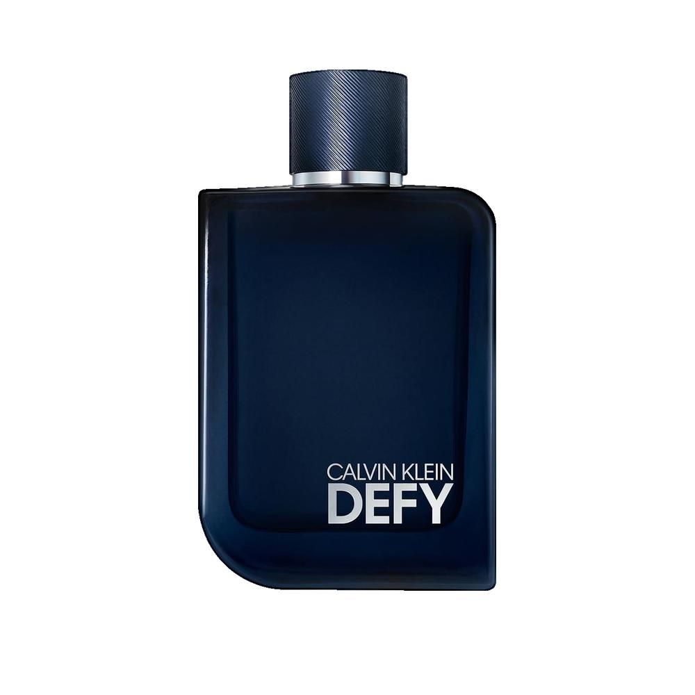 Flacon de parfum bleu foncé avec bouchon argenté. Inscription : Calvin Klein Defy.