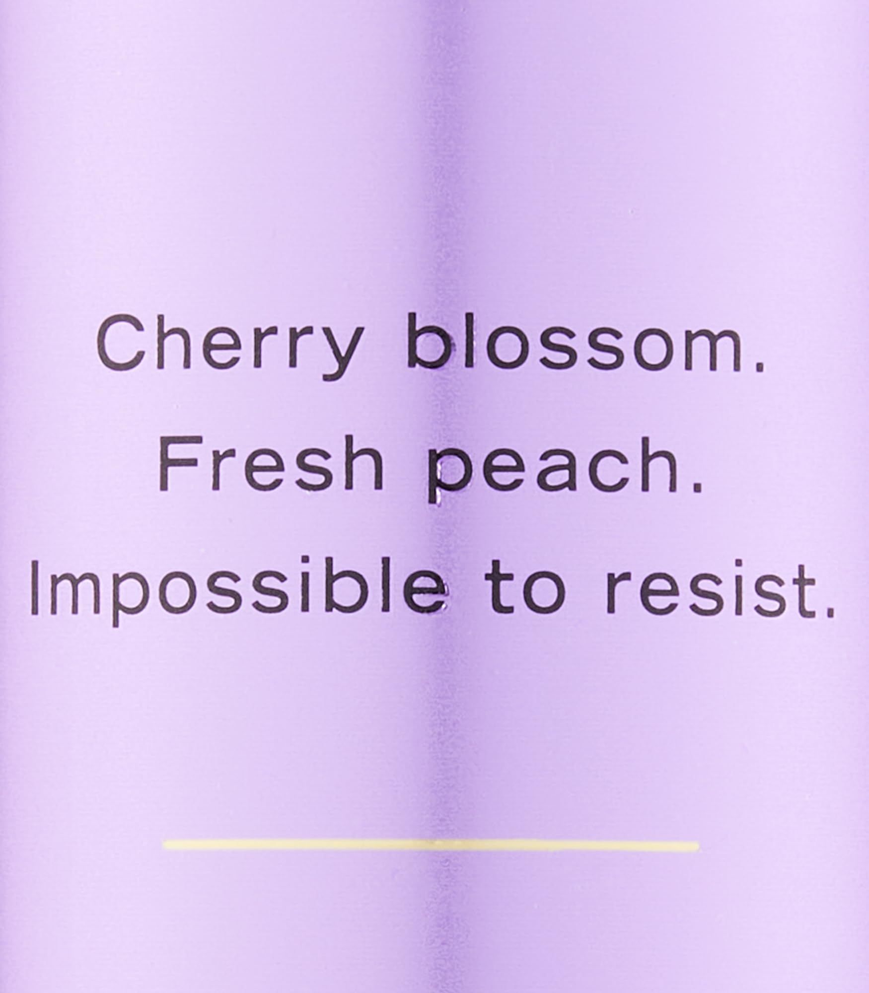 Tekst op zwarte achtergrond: LOVE SPELL, Fruity Floral met Cherry Blossom en Fresh Peach. Impossible to resist. 250 ml/8.4 oz.