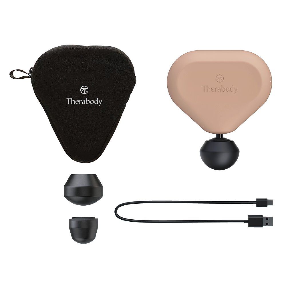 Masseur beige avec tête noire, deux embouts, un étui et un câble de chargement. Le masseur porte l'inscription Therabody.