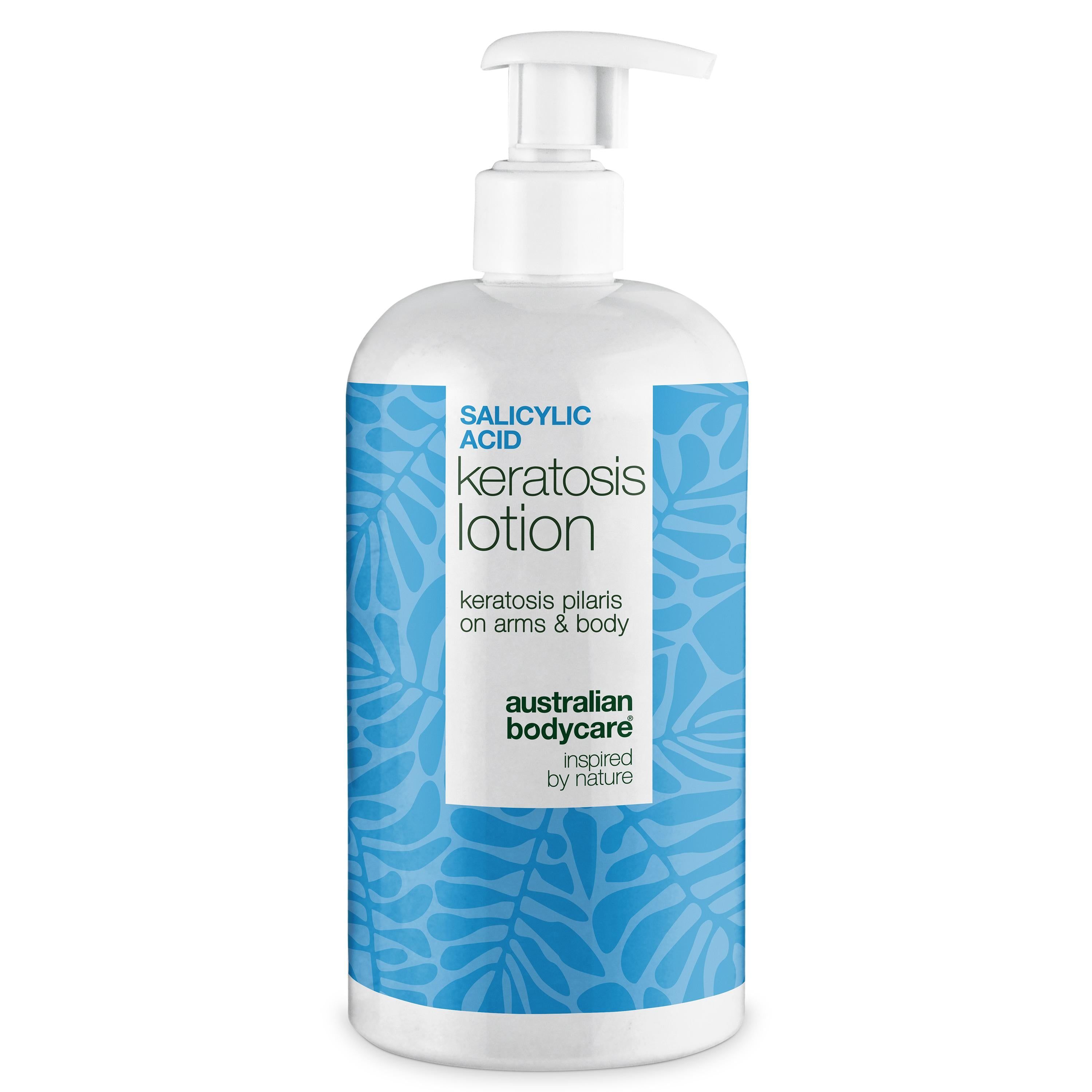 Flacon de lotion blanc avec motif bleu et texte 'keratosis lotion'. Comprend un distributeur. Marque : Australian Bodycare.