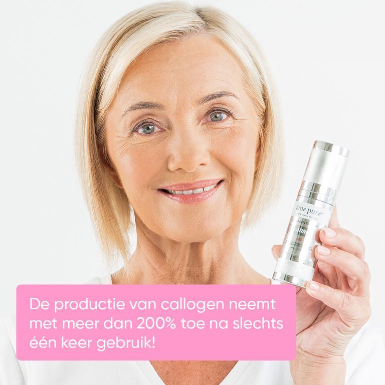 Vrouw houdt Collagen Therapy Platinum Gel vast.