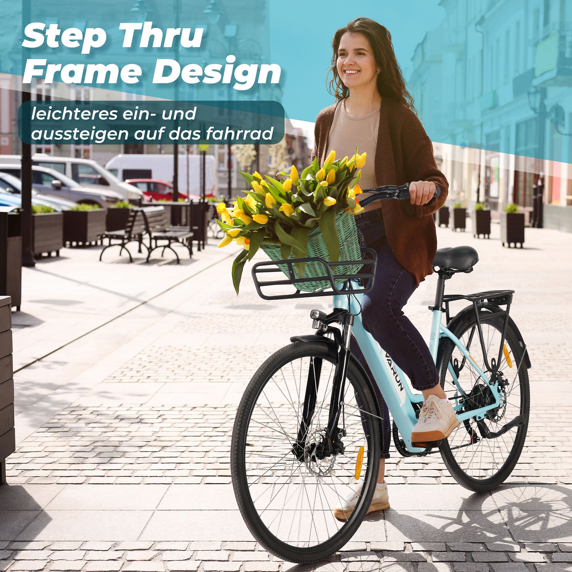 Vrouw op lichtblauwe e-bike met mand vol gele bloemen. Tekst: Step Thru Frame Design, gemakkelijker op- en afstappen.