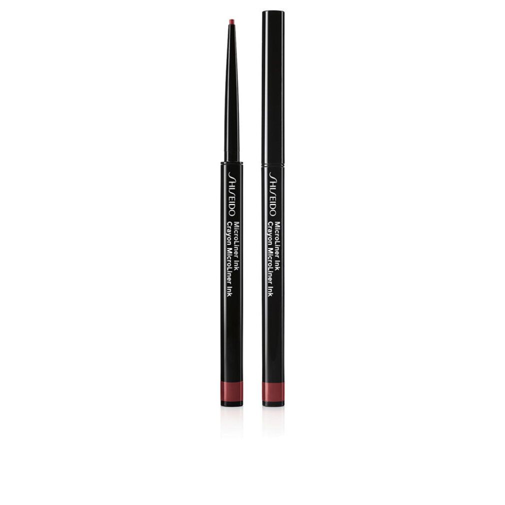 Zwarte eyeliner-stift met rode punt. Productnaam en merk zichtbaar: Shiseido MicroLiner Ink Crayon.