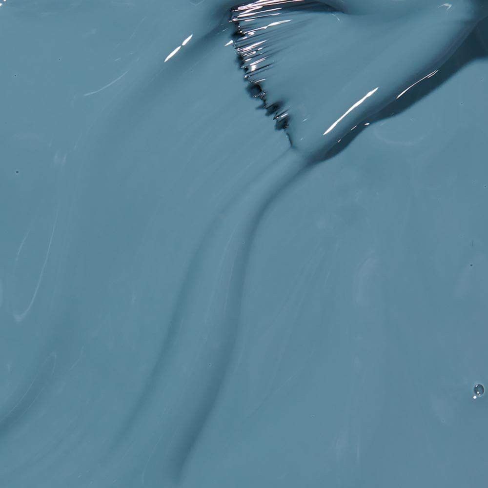 Blauw-grijze nagellak met penseel. De textuur is glad en glanzend. De borstel is bedekt met lak.