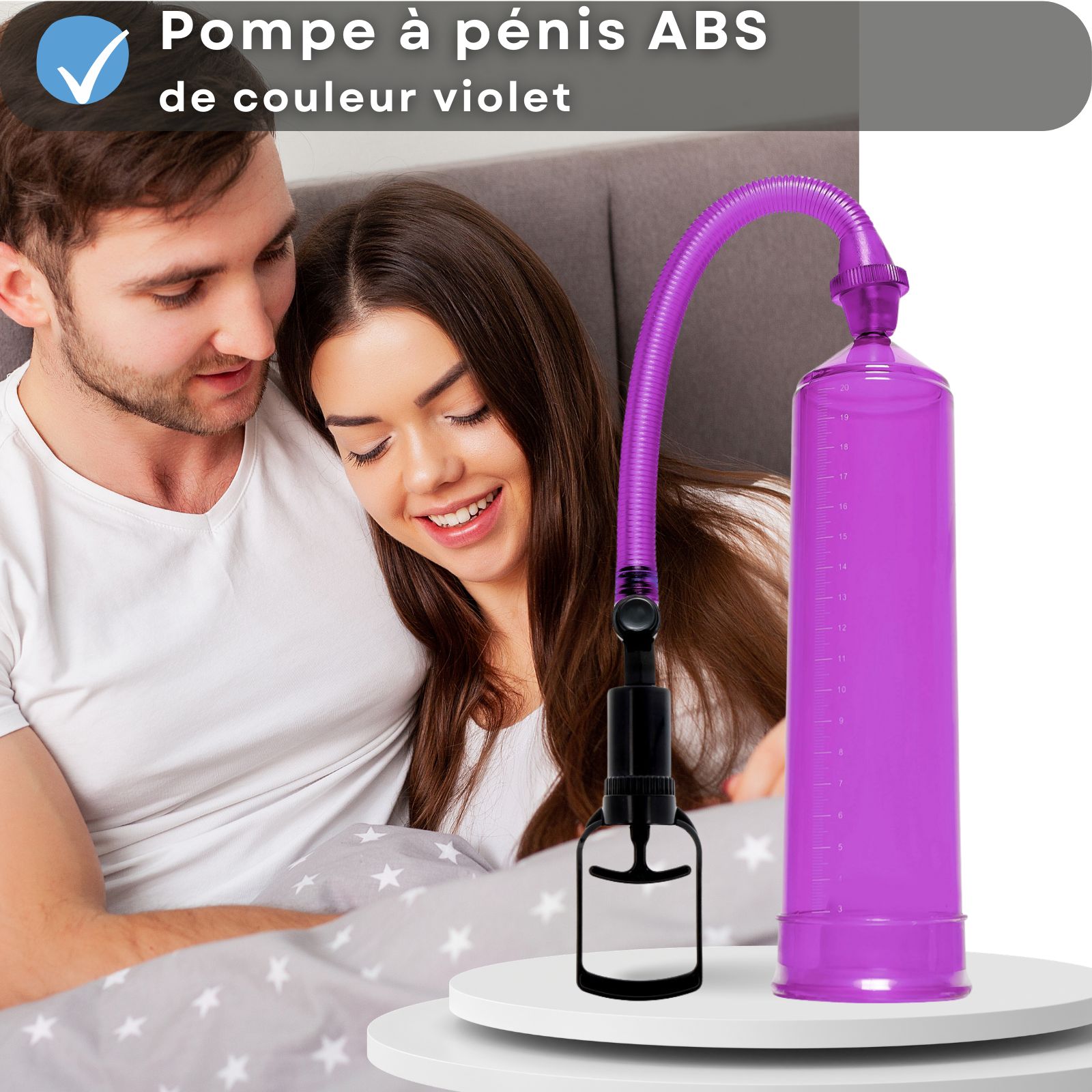 Pompe à pénis violette, avec poignée et tuyau. Cylindre gradué. Poignée noire. Couple au lit.