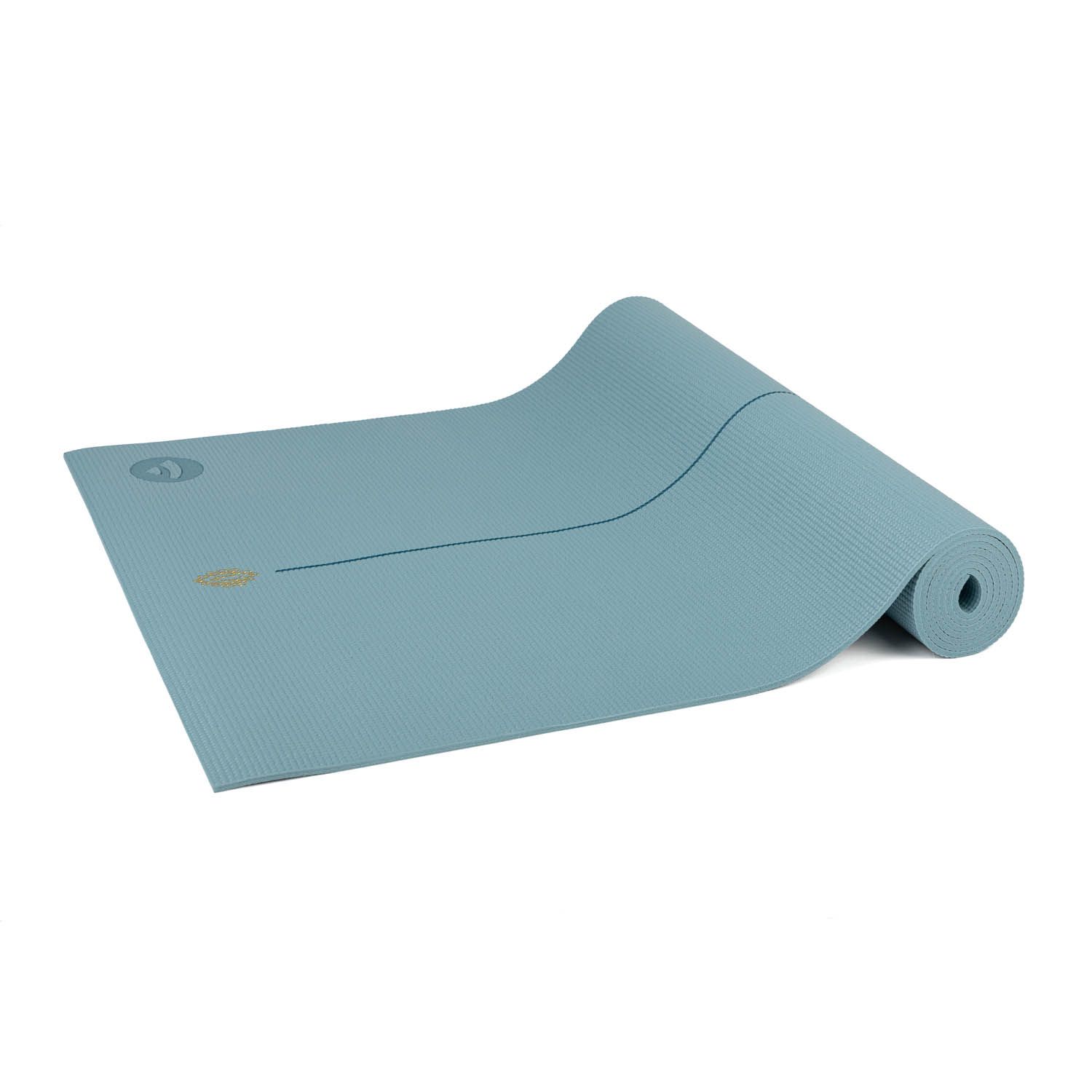 Tapis de yoga bleu-vert, partiellement enroulé. Logo et ligne centrale visibles. Surface en nid d'abeille. Fond blanc.