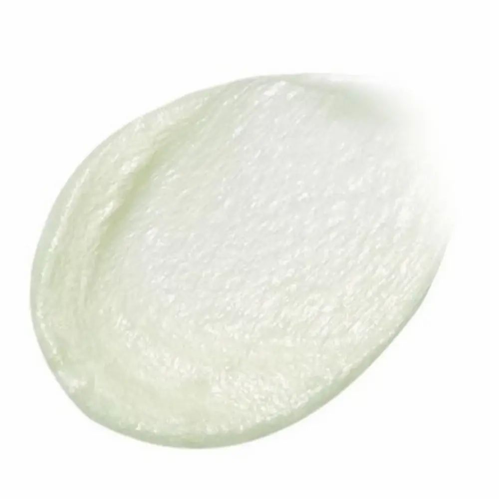 Une goutte crémeuse blanche sur fond blanc. La texture est lisse et légèrement brillante.