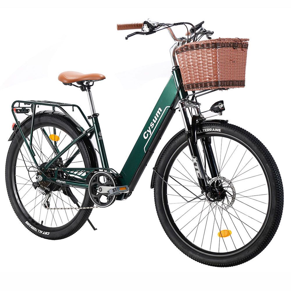 Groene elektrische fiets met voorste mand. Bruin zadel en handvatten. Mand van wilgentenen. Banden met profiel.
