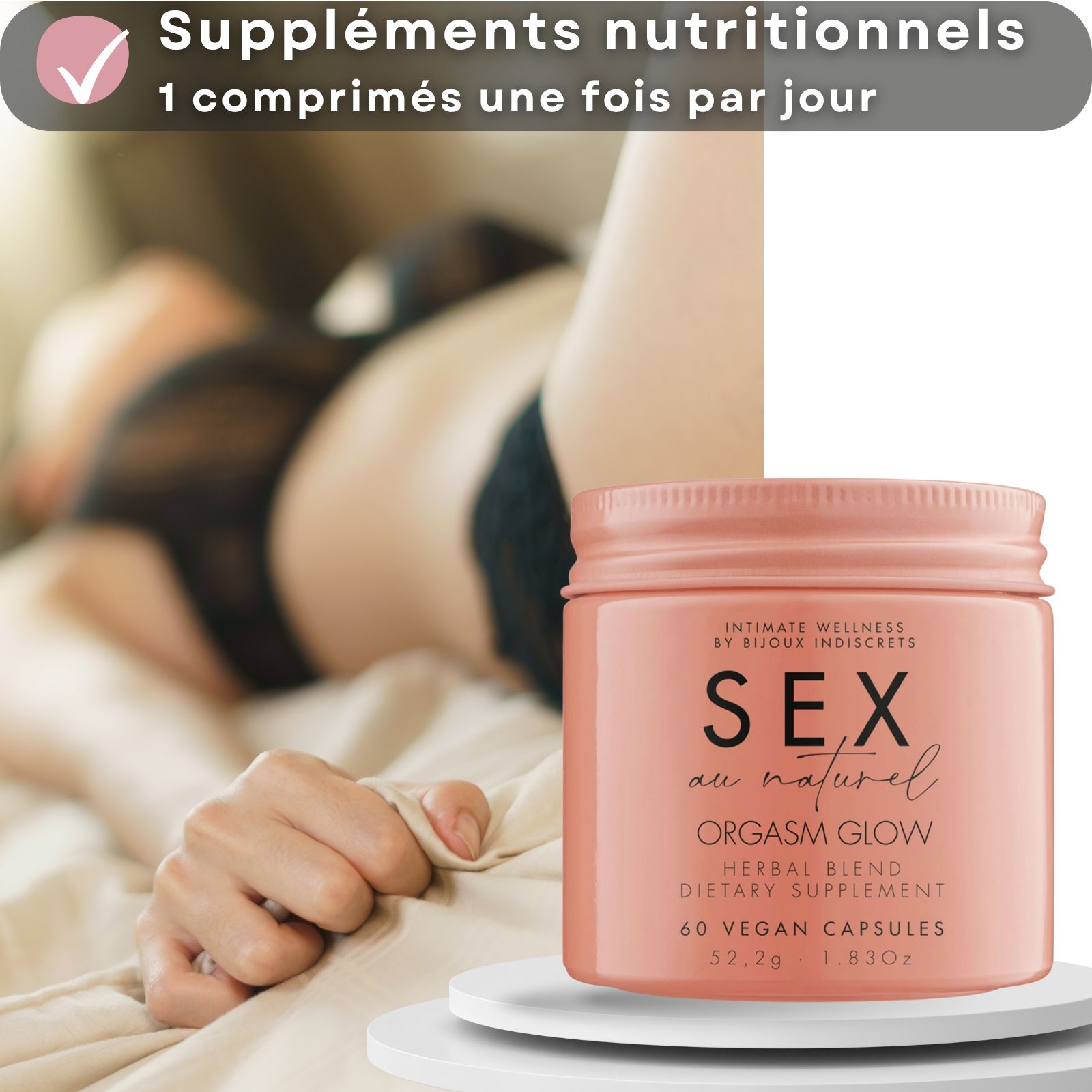 Personne au lit. Pot avec texte SEX au naturel ORGASM GLOW. 60 gélules végétales. Marque Bijoux Indiscrets.