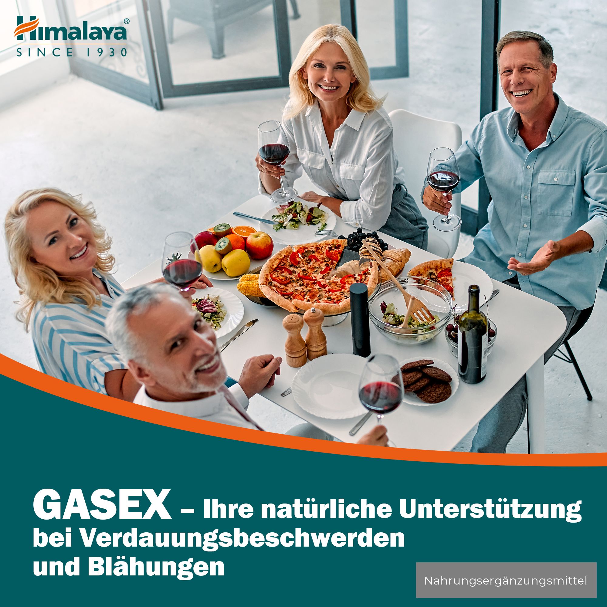Mensen genieten van een maaltijd met Himalaya Gasex op tafel.