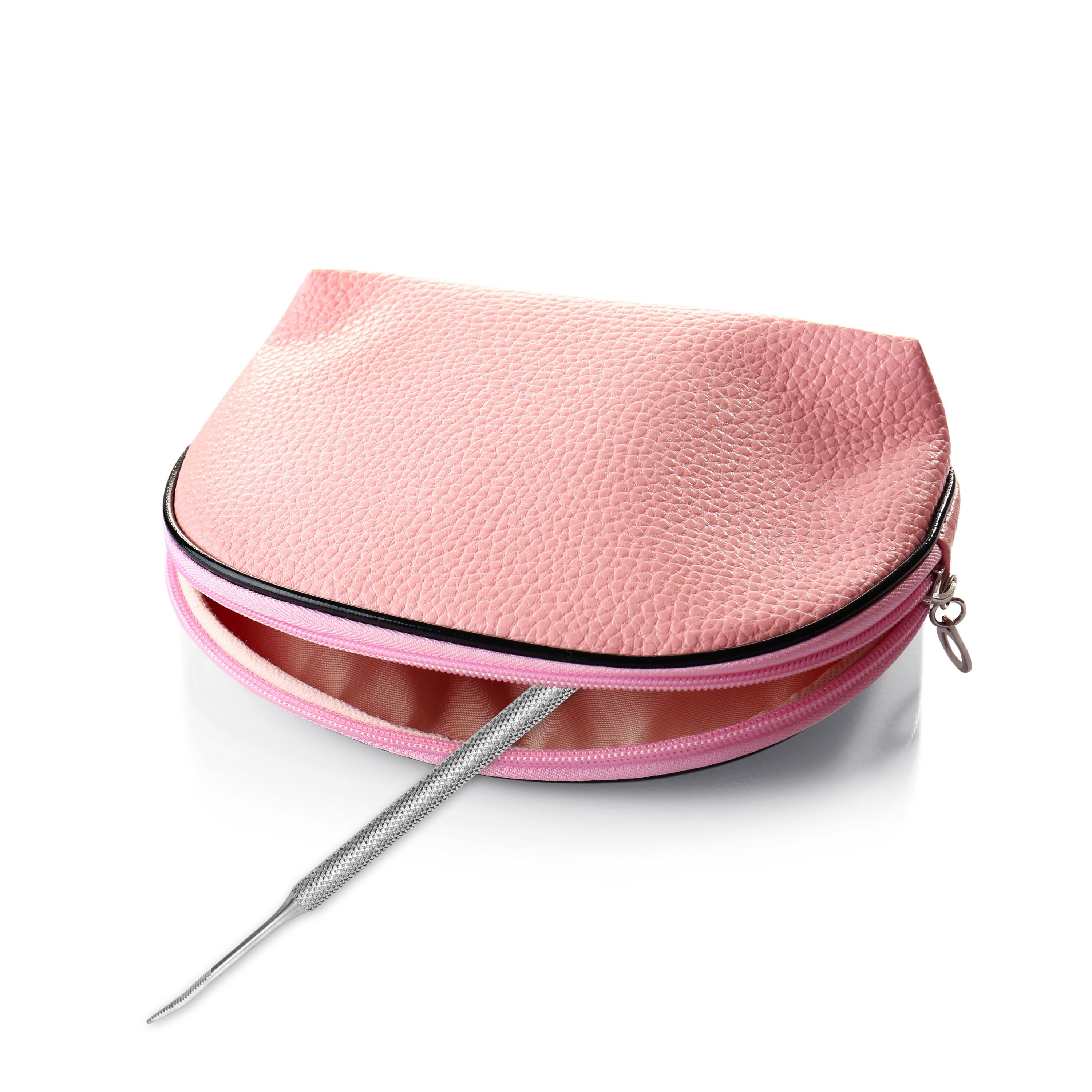 Roze make-uptas met rits. Metalen vijl steekt eruit. Witte achtergrond.
