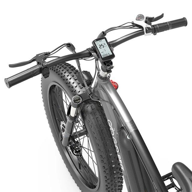 E-bike stuur met display. Merk GOGOBEST zichtbaar. Zwarte kleur, brede banden.