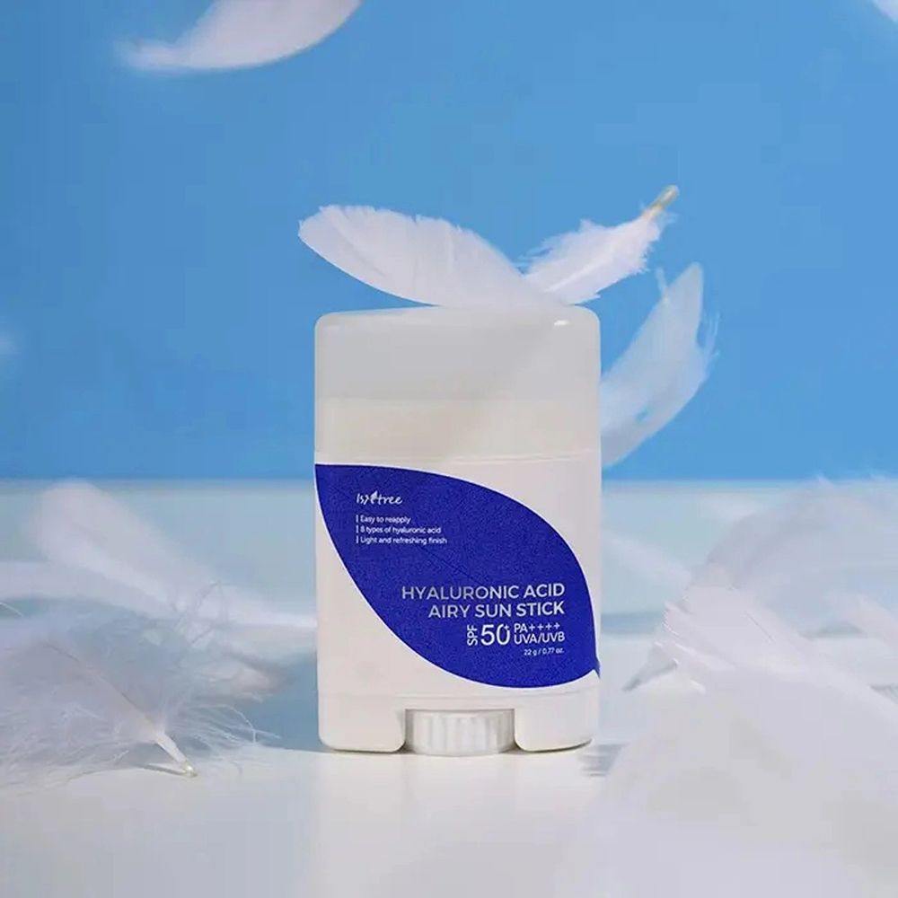 Witte stick met blauwe sticker. Tekst: Hyaluronic Acid Airy Sun Stick SPF50+ PA++++. 22g/0.77 oz.