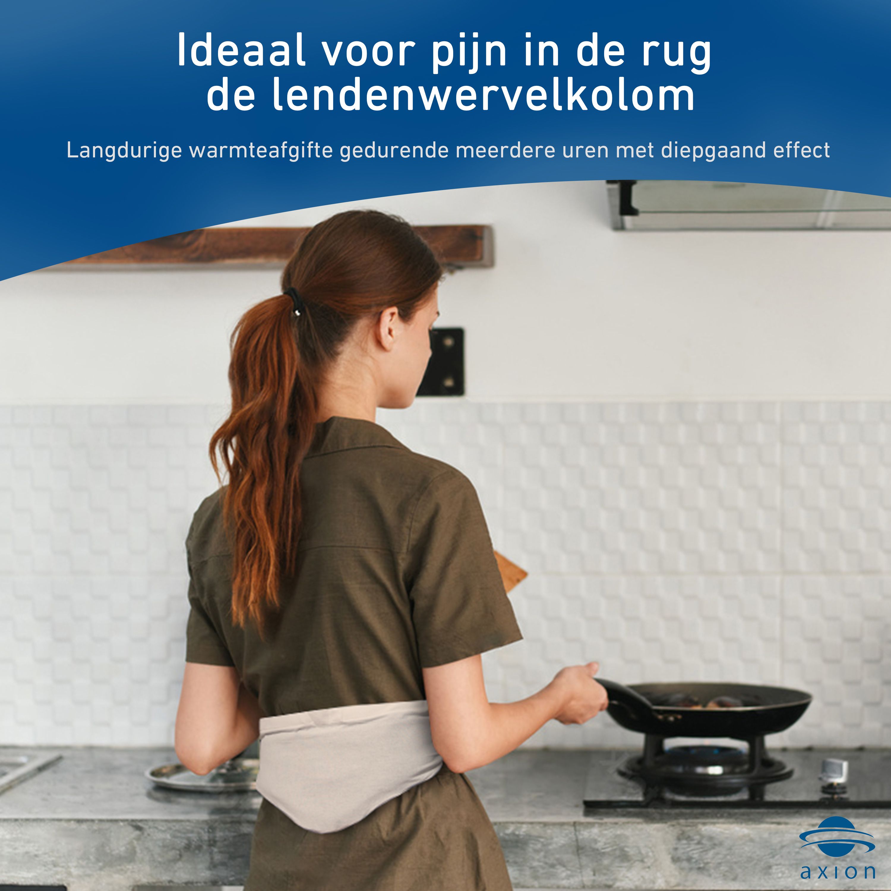 Vrouw met warmtekussen om de taille. Ze staat in een keuken en houdt een pan vast. Tekst: Ideaal voor de rug.