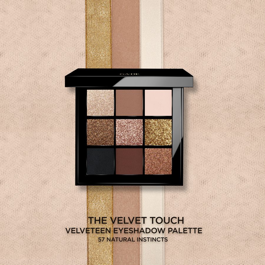 Palette de fards à paupières Ga-De Velveteen, neuf teintes, boîtier noir. Texte: The Velvet Touch, 57 Natural Instincts.