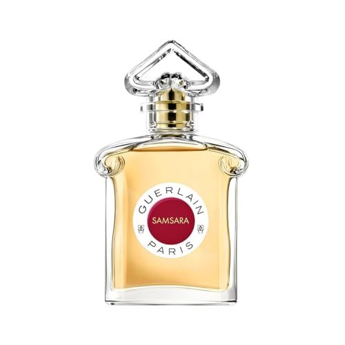Flacon de parfum avec étiquette rouge. Inscription: Samsara Paris. Flacon transparent avec bouchon doré.