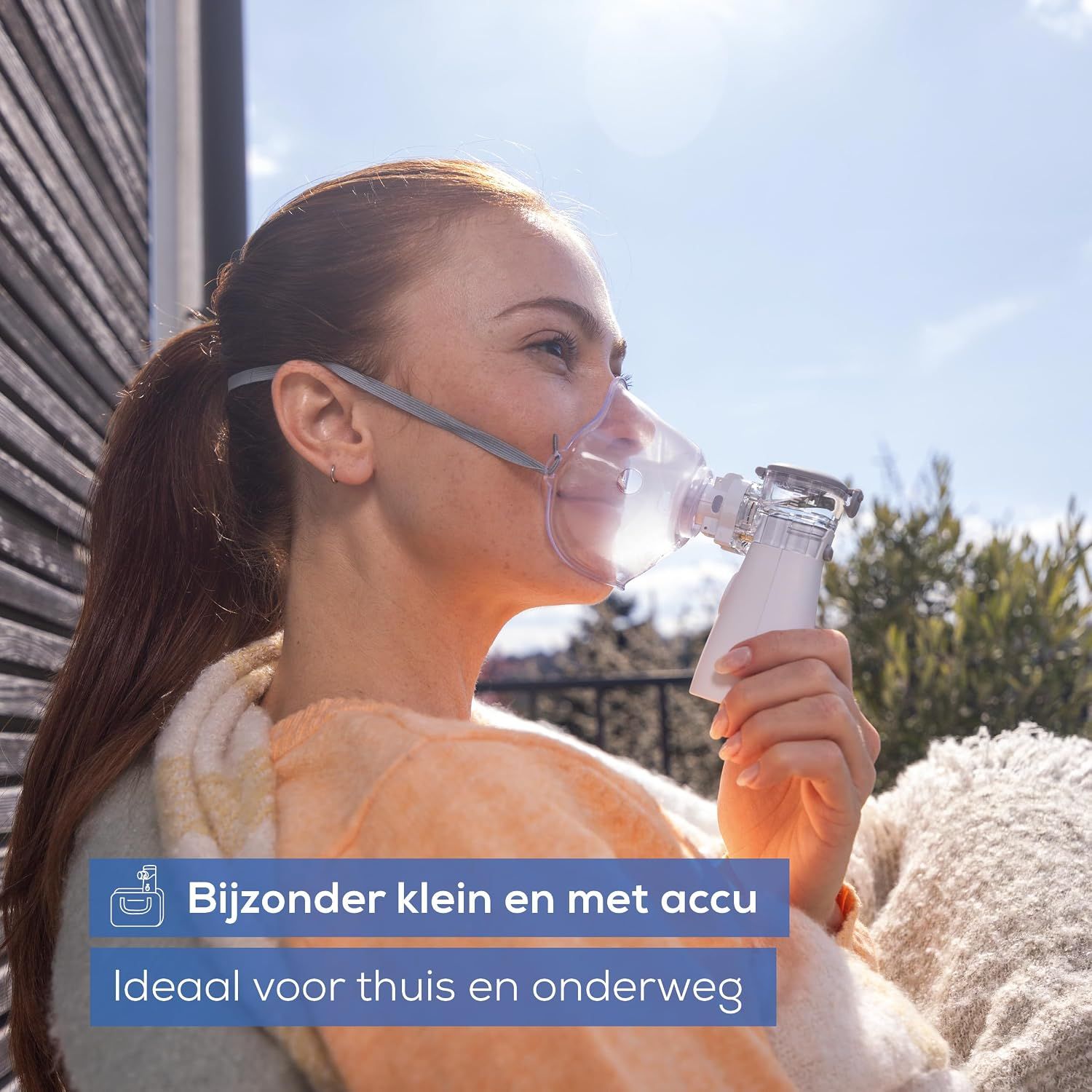 Vrouw met inhalatiemasker en vernevelaar.