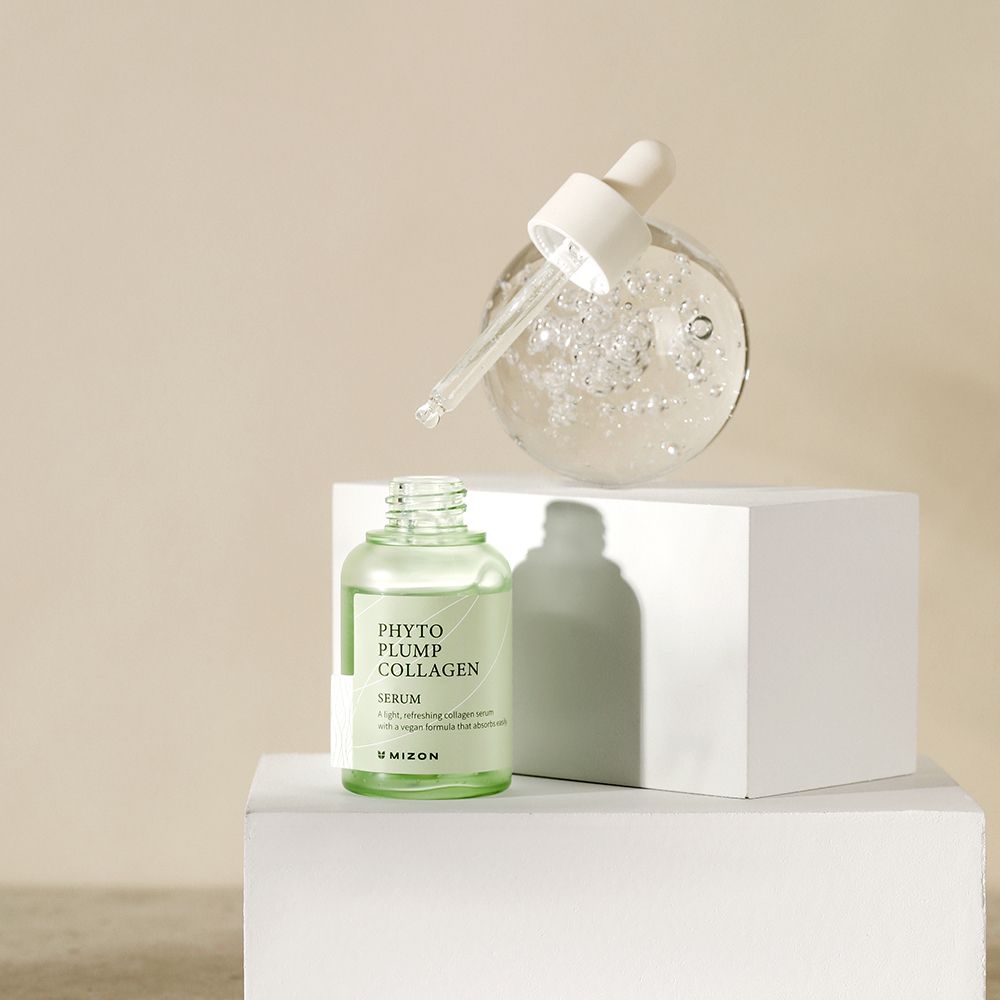 Serumfles en serumbol op witte blokken. Pipet zichtbaar.