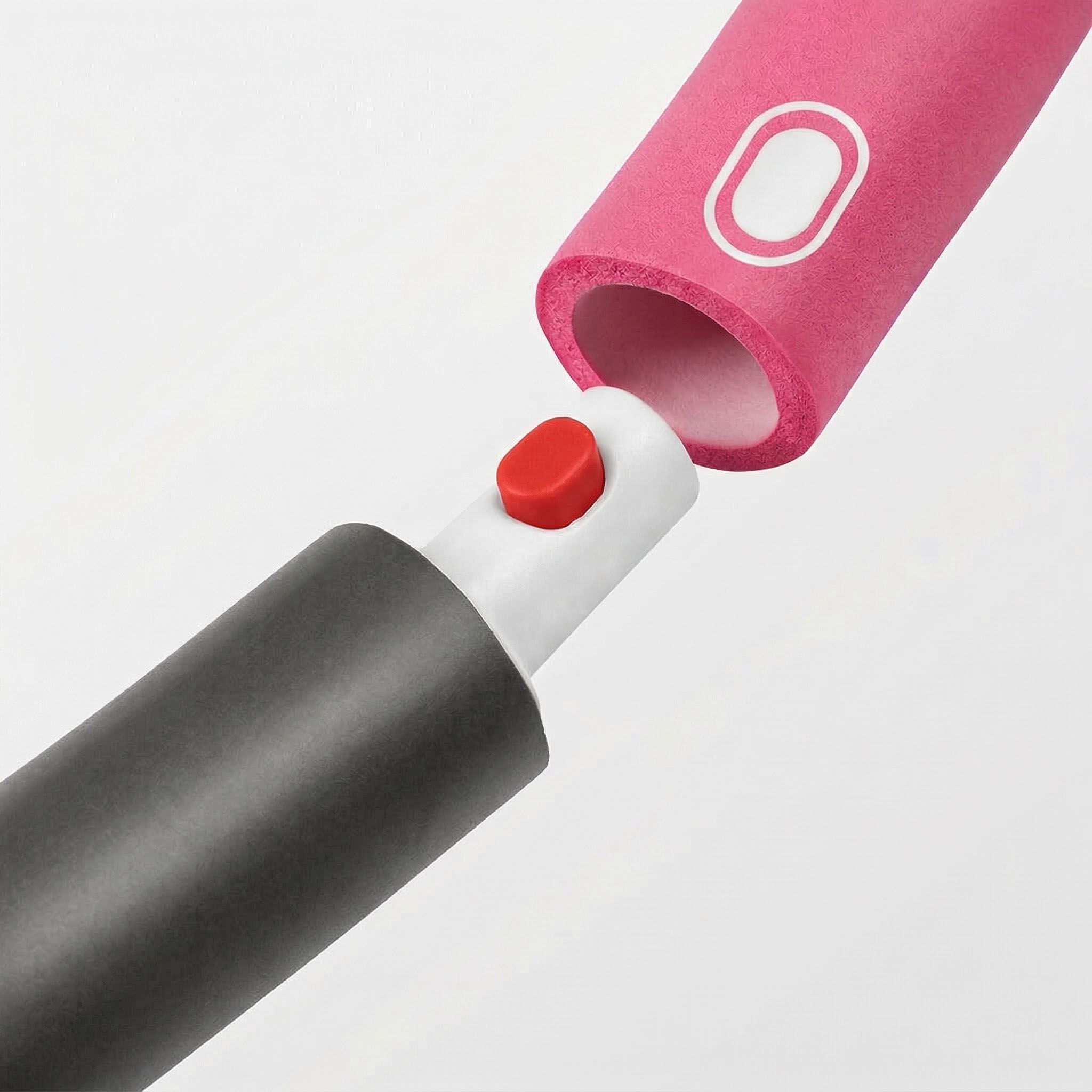 Close-up van twee hoepelsegmenten. Zwart en roze segment. Rode knop voor verbinding. Wit verbindingsstuk.