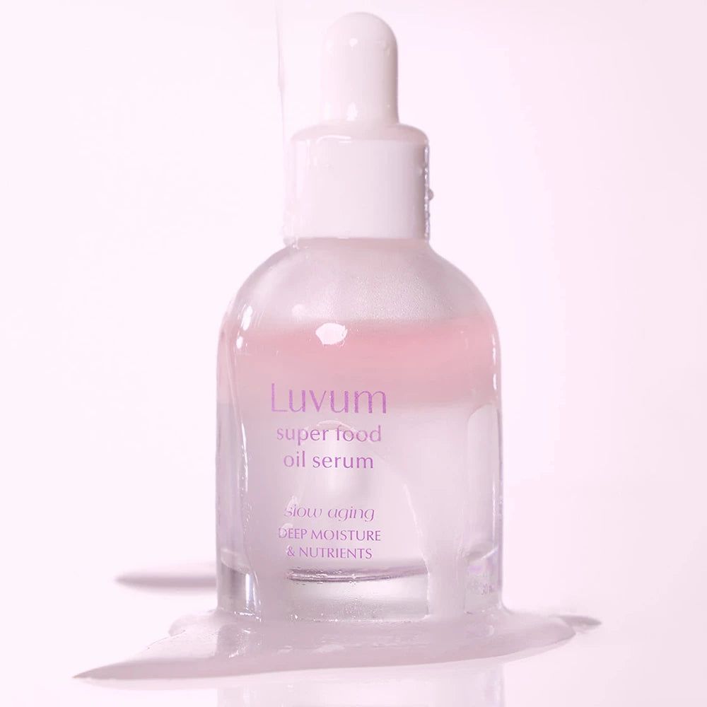 Flacon de sérum avec pipette. Nom du produit : Luvum. Texte : Superfood Oil Serum. Liquide coulant.