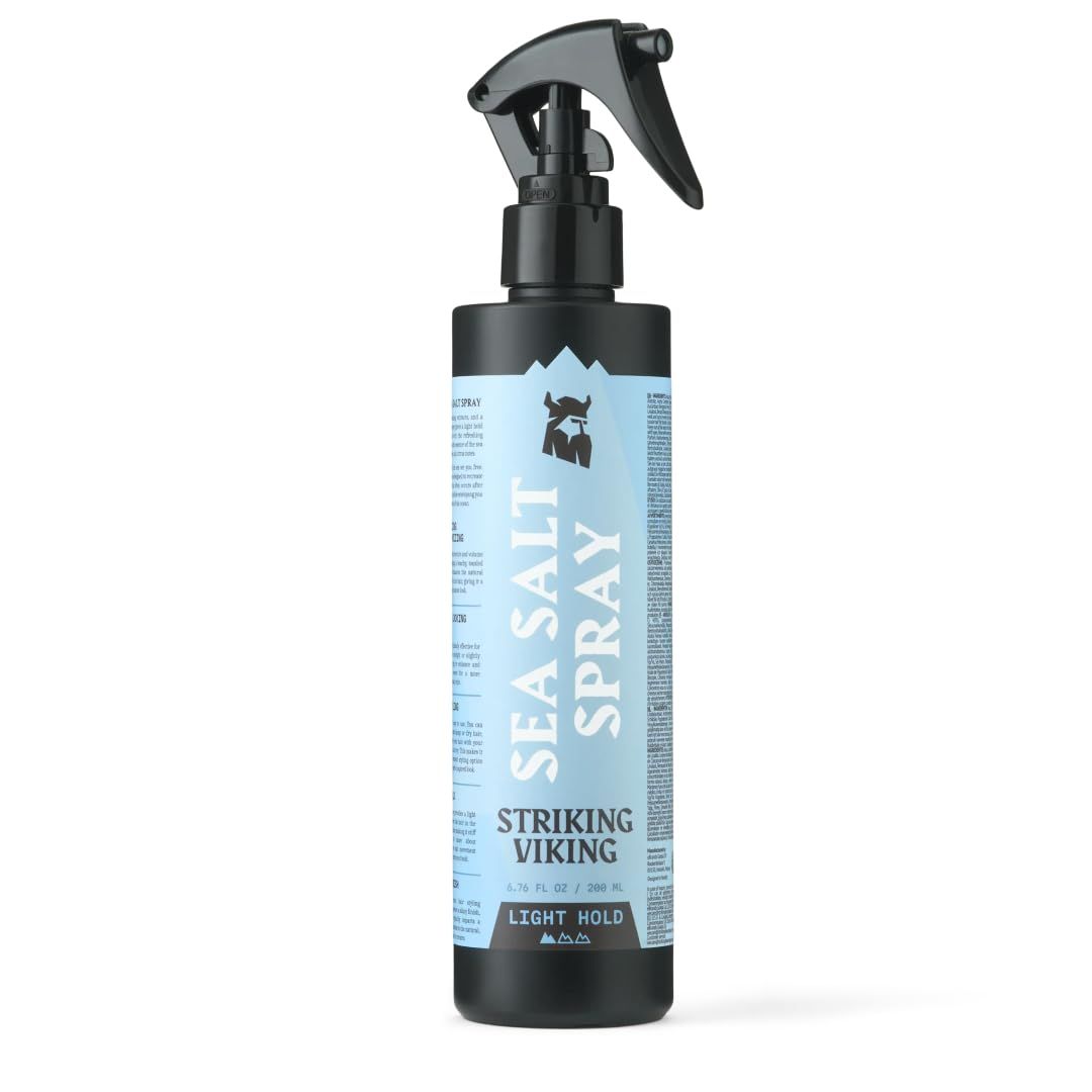 Zwarte sprayfles met blauw etiket. Opschrift: Sea Salt Spray, Striking Viking, Light Hold. Zwarte sproeikop.