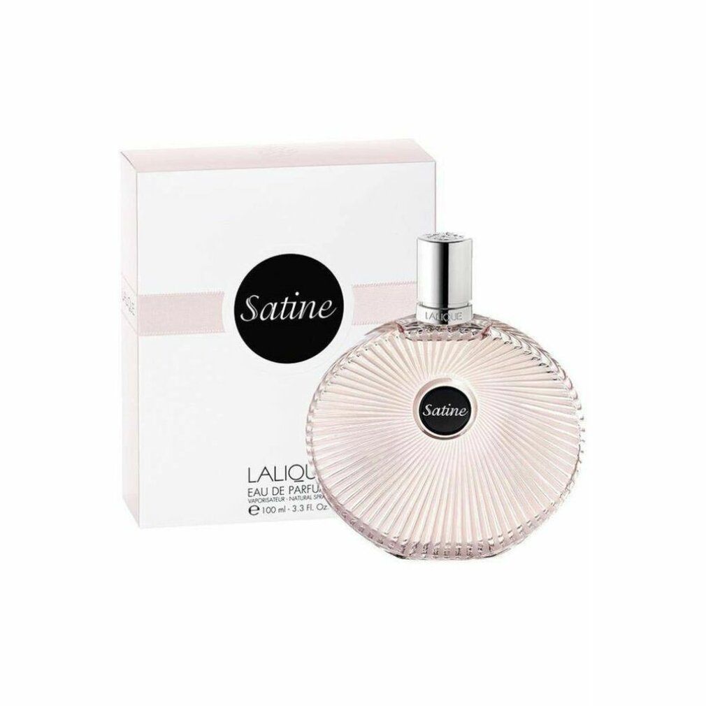 Flacon de parfum et emballage. Flacon rond, cannelé, avec étiquette noire "Satine". Emballage blanc avec bande rose et texte.